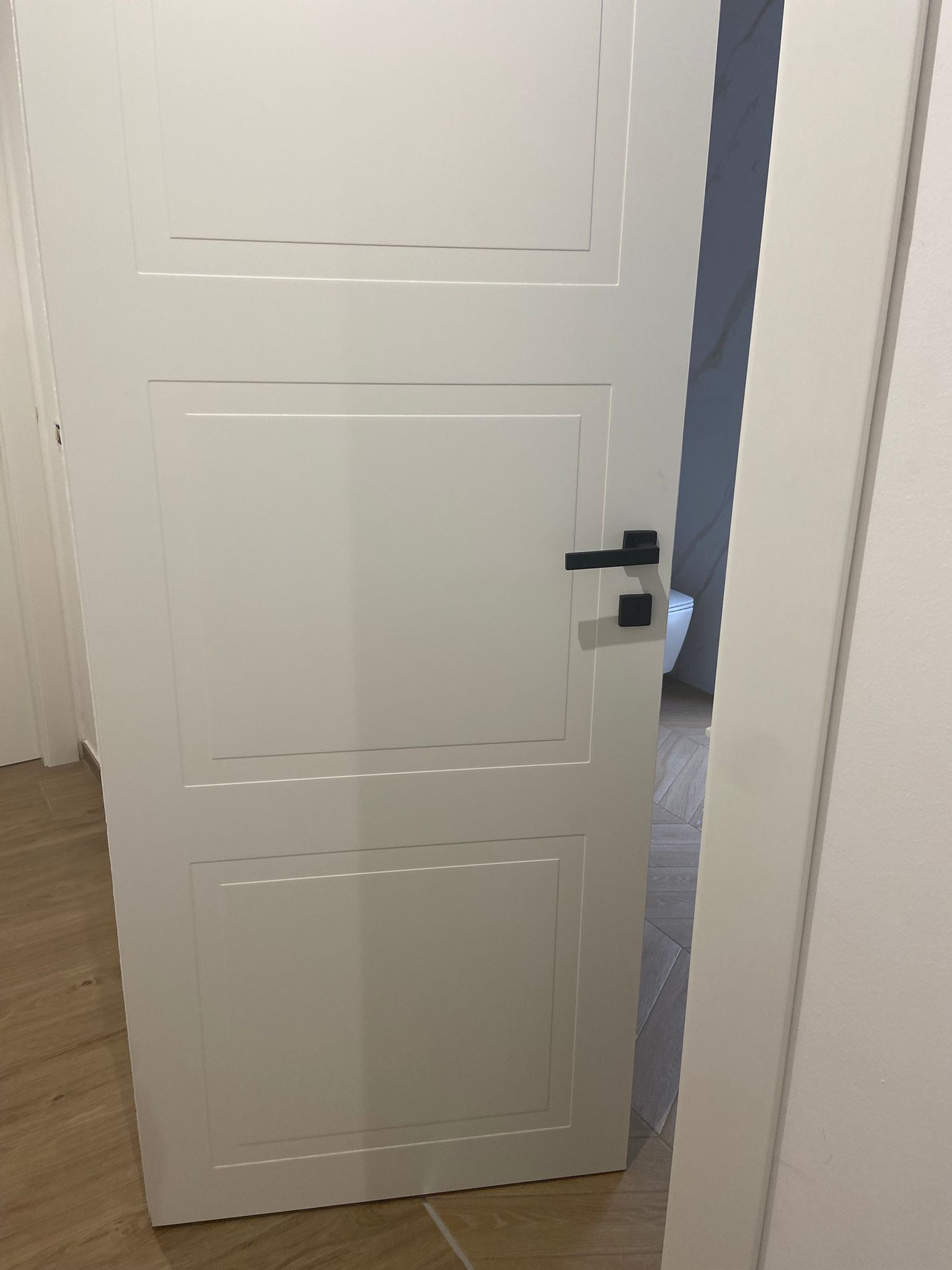 Porta interna bianca con riquadri in stile moderno